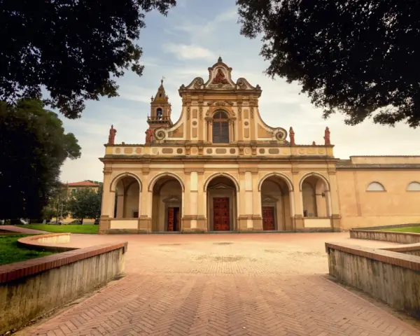 La facciata imponente della Collegiata di Santa Maria Assunta a Castelfiorentino, cosa vedere in questo gioiello toscano.