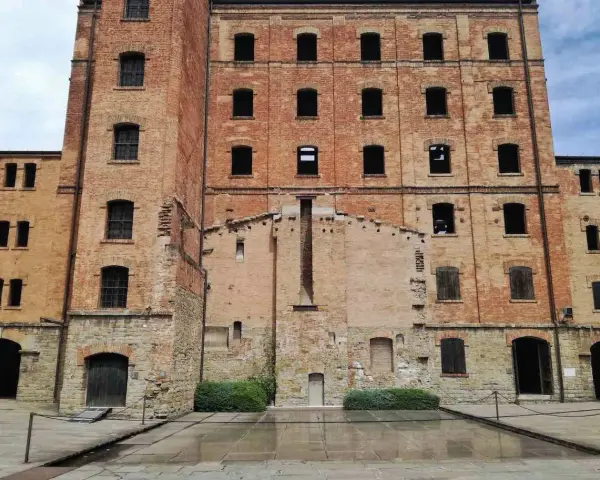 La risiera di San Sabba, un imponente edificio in mattoni con finestre vuote, testimonia un passato di sofferenza.