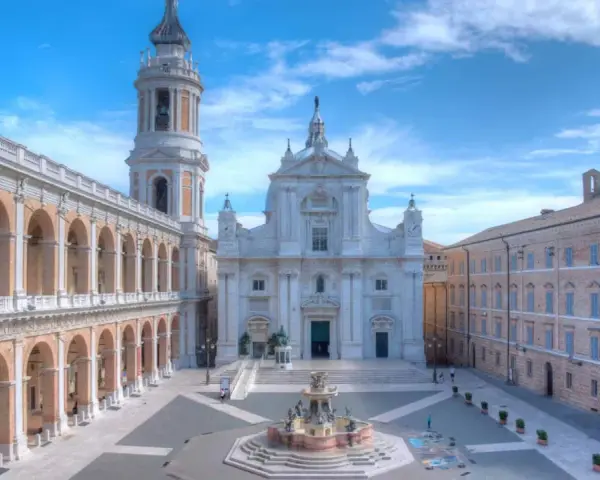 Piazza del Santuario di Loreto, con la Basilica e il Palazzo Apostolico. Un luogo di fede e arte, meta di pellegrinaggi alla Madonna di Loreto.