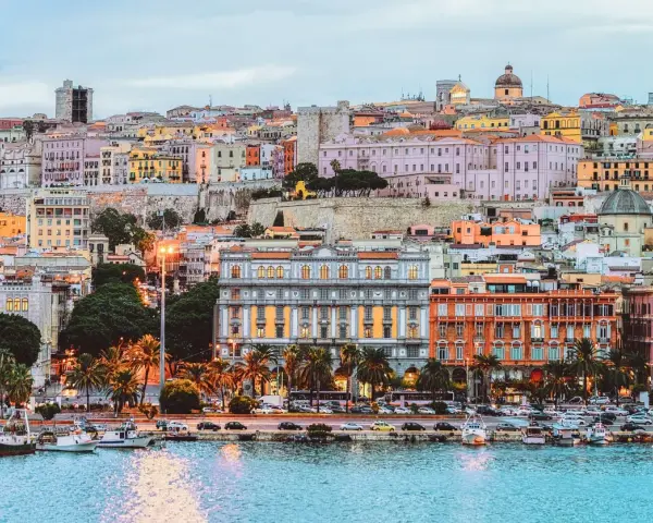 Vista del porto di Cagliari con edifici colorati e palme. Perfetto per scoprire cosa fare a Cagliari.