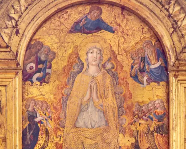 Dettaglio dorato del Duomo di Pienza: la Vergine in preghiera, circondata da santi e angeli musicanti, sotto un Cristo benedicente.