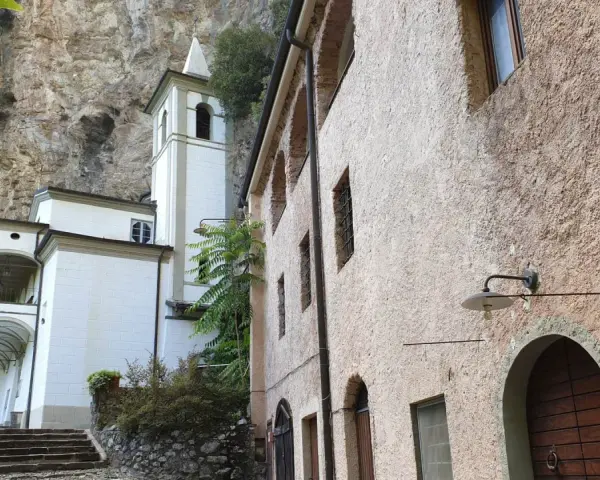 L'eremo di Calomini, incastonato nella roccia, con la sua torre campanaria bianca e gli edifici in pietra, invita alla contemplazione.