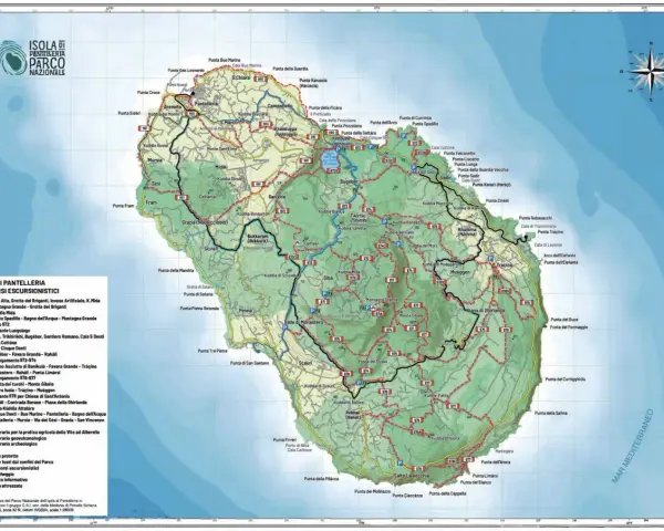 Mappa escursionistica dell'isola di Pantelleria, dove si trova il Parco Nazionale. Indica sentieri, punti informativi e aree archeologiche.