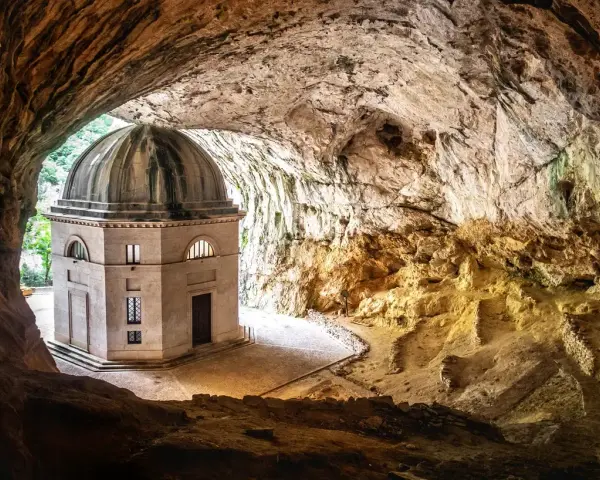 Il **Tempio del Valadier**, un'architettura neoclassica con cupola, sorge maestoso all'interno di una grotta naturale, creando un contrasto suggestivo tra natura e opera umana.