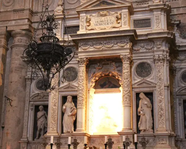 Interno della chiesa di San Biagio (Montepulciano): statue, affreschi e un lampadario in ferro battuto.