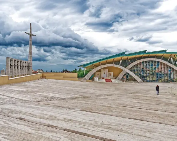 Santuario di San Pio da Pietrelcina, dove si trova Padre Pio, con la sua architettura moderna e il grande piazzale.
