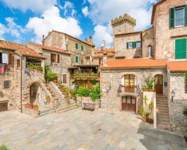 Un borgo medievale con case in pietra e torri, un luogo incantevole da scoprire tra le cose da vedere vicino Capalbio.