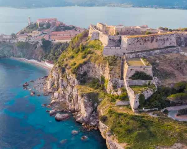 Fortezze storiche e mare cristallino: ecco cosa fare all'Isola d'Elba, un luogo magico tra storia e natura.