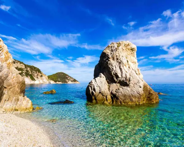 Scogliere bianche e mare cristallino, un angolo di paradiso che sembra un sogno, quasi un mare vicino Firenze per la sua bellezza inaspettata.