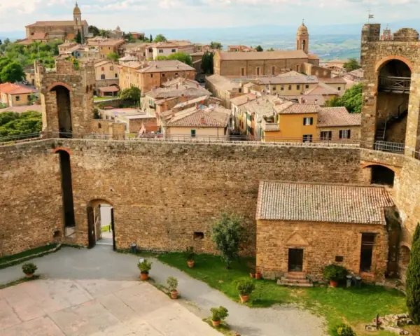 La **Fortezza di Montalcino** domina il borgo toscano con le sue mura imponenti e torri medievali, offrendo uno scorcio di storia e bellezza.