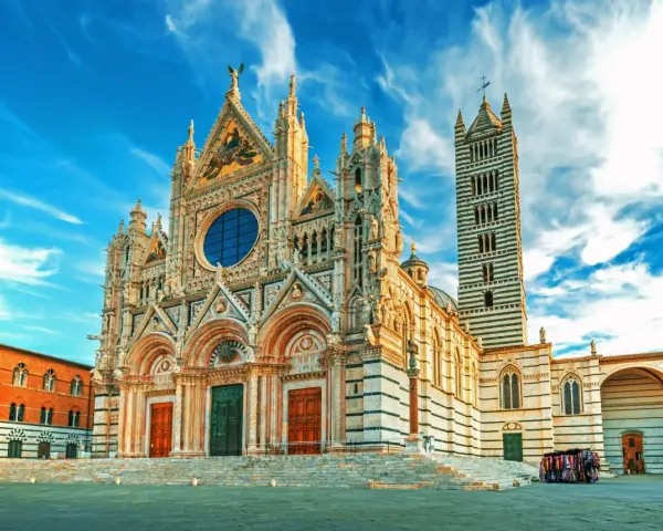 Magnifico Duomo di Siena, un capolavoro gotico. L'ingresso gratuito ti invita a scoprire la sua bellezza.