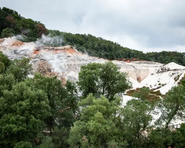 Fumarole e rocce bianche a Monterotondo Marittimo, un paesaggio unico da scoprire.