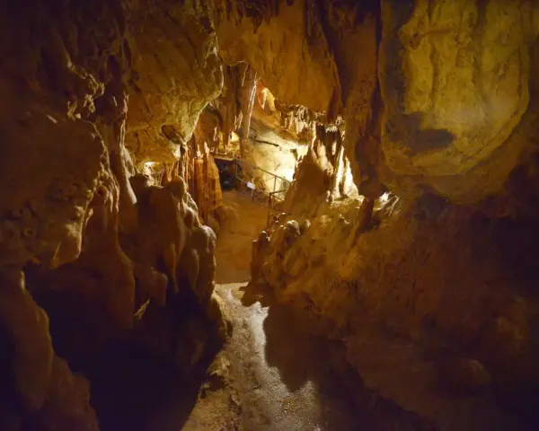 Interno della grotta Maona a Montecatini, con stalattiti e stalagmiti illuminate.