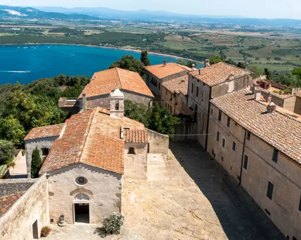 Borgo medievale con vista sul mare. Scopri cosa vedere a Populonia: la chiesa, le case in pietra e il panorama mozzafiato.