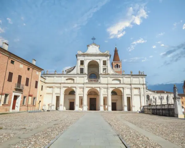 Piazza antistante la Basilica di San Benedetto Po, con la sua imponente facciata e il campanile.
