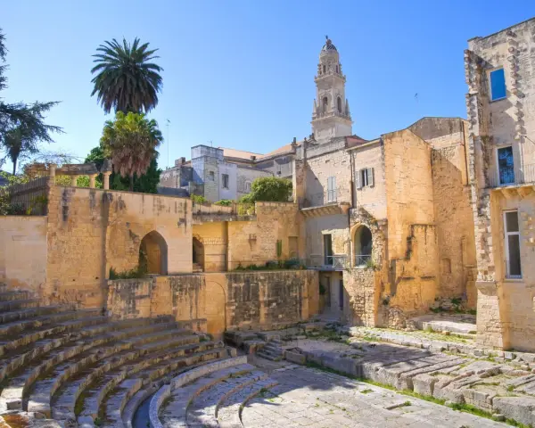 Antico anfiteatro romano e campanile a Lecce. Un luogo da scoprire per capire cosa vedere a Lecce.