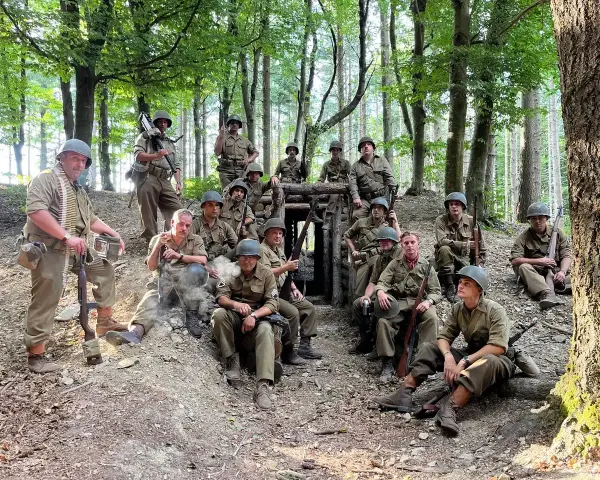 Soldati in uniforme militare, armati e pronti, si riposano in un bosco, forse durante una sosta al passo del giogo.
