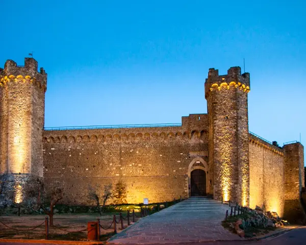 La Fortezza di Montalcino, illuminata di sera, è un luogo imperdibile da vedere.