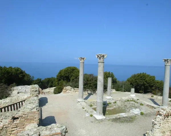 Rovine antiche con colonne si affacciano sul mare blu intenso, un paesaggio suggestivo sull'isola di Giannutri.