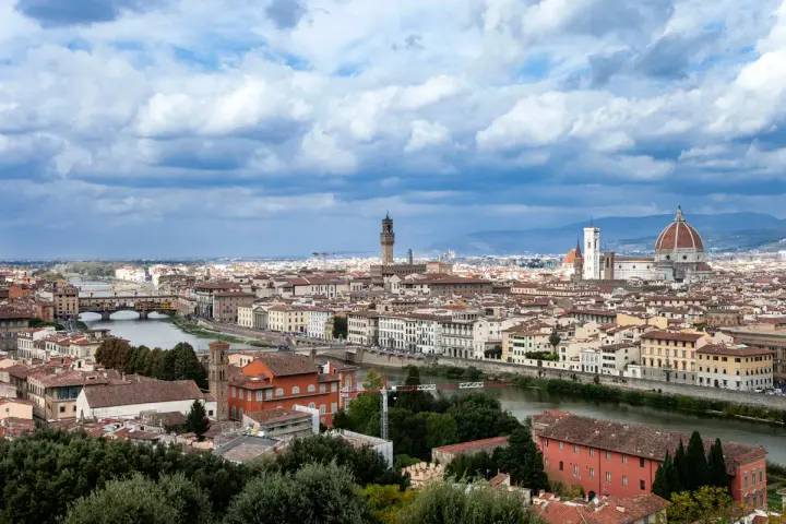 Panoramica di Firenze con Ponte Vecchio e Duomo, ideale per un itinerario firenze 1 giorno.
