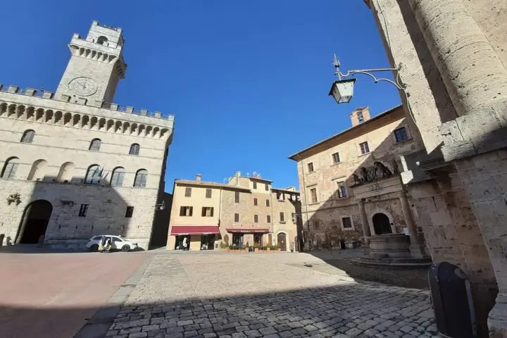 La piazza grande di Montepulciano, con il suo imponente palazzo comunale e la torre dell'orologio, invita a una passeggiata tra botteghe e caffè.