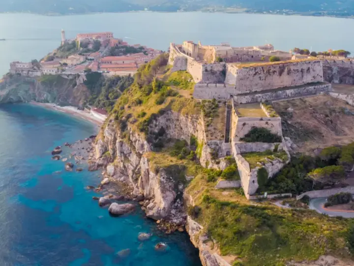 Fortezze storiche e mare cristallino: ecco cosa fare all'Isola d'Elba, un luogo magico tra storia e natura.
