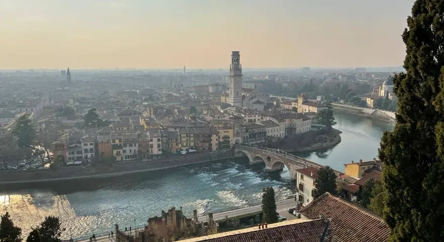 Vista panoramica di Verona con l'Adige e Ponte Pietra. Perfetto per scoprire cosa vedere a Verona in due giorni.