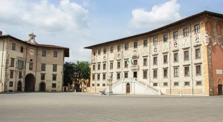 La Piazza dei Cavalieri a Pisa, con i suoi palazzi storici e la scalinata monumentale, è un luogo di grande fascino.