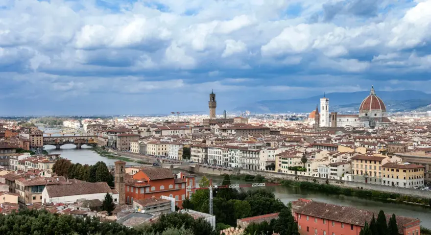 Panoramica di Firenze con Ponte Vecchio e Duomo, ideale per un itinerario firenze 1 giorno.