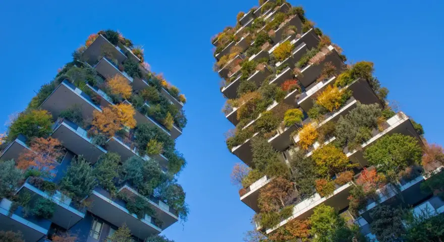 Bosco Verticale, un'idea di cosa fare a Milano: grattacieli ricoperti di alberi e piante che cambiano colore con le stagioni.