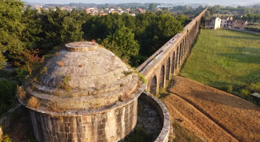 Acquedotto del Nottolini, un luogo suggestivo tra le cose da fare a Lucca. Un'antica struttura che si estende tra verde e campi.