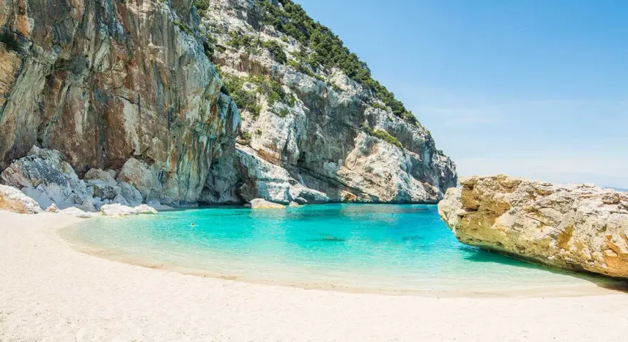 Una delle 10 spiagge più belle d'Italia: sabbia bianca, acque cristalline e imponenti scogliere.