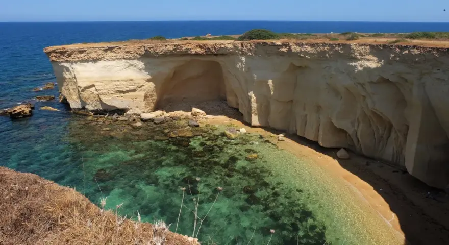La spiaggia della Pillirina, con le sue acque cristalline e le suggestive grotte scavate nella roccia calcarea, offre uno scenario naturale mozzafiato.