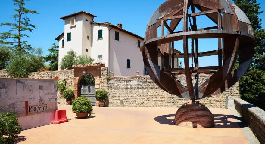 Un'installazione ispirata a Leonardo da Vinci, con un grande modello di macchina e un pannello esplicativo, tra le cose da vedere a Vinci.