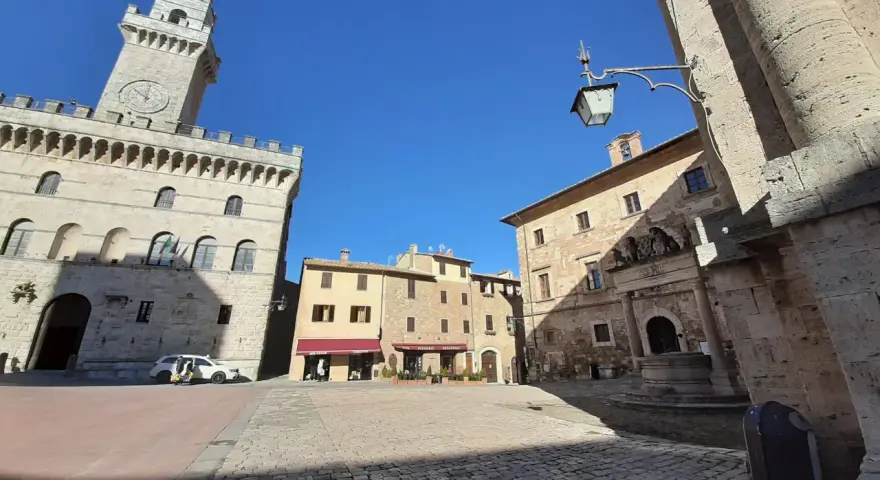 La piazza grande di Montepulciano, con il suo imponente palazzo comunale e la torre dell'orologio, invita a una passeggiata tra botteghe e caffè.