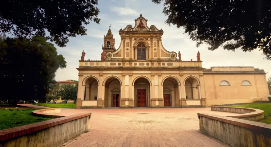 La facciata imponente della Collegiata di Santa Maria Assunta a Castelfiorentino, cosa vedere in questo gioiello toscano.