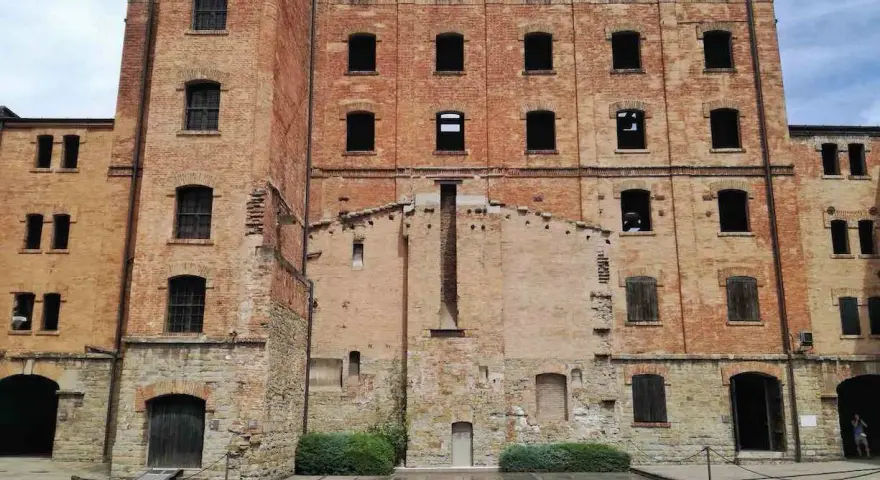 La risiera di San Sabba, un imponente edificio in mattoni con finestre vuote, testimonia un passato di sofferenza.