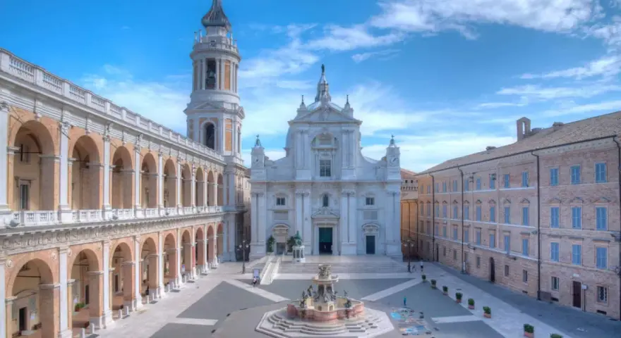 Piazza del Santuario di Loreto, con la Basilica e il Palazzo Apostolico. Un luogo di fede e arte, meta di pellegrinaggi alla Madonna di Loreto.