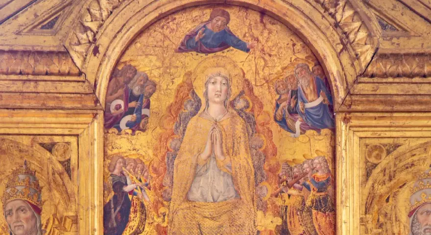 Dettaglio dorato del Duomo di Pienza: la Vergine in preghiera, circondata da santi e angeli musicanti, sotto un Cristo benedicente.