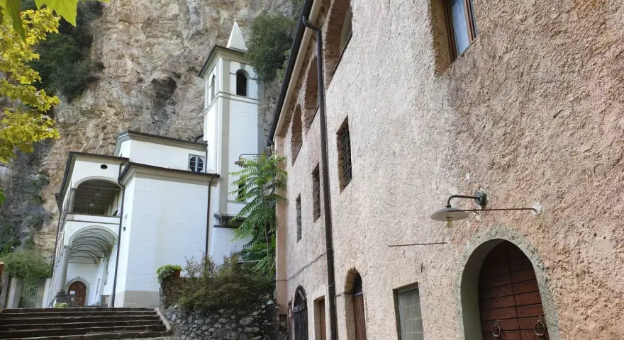 L'eremo di Calomini, incastonato nella roccia, con la sua torre campanaria bianca e gli edifici in pietra, invita alla contemplazione.