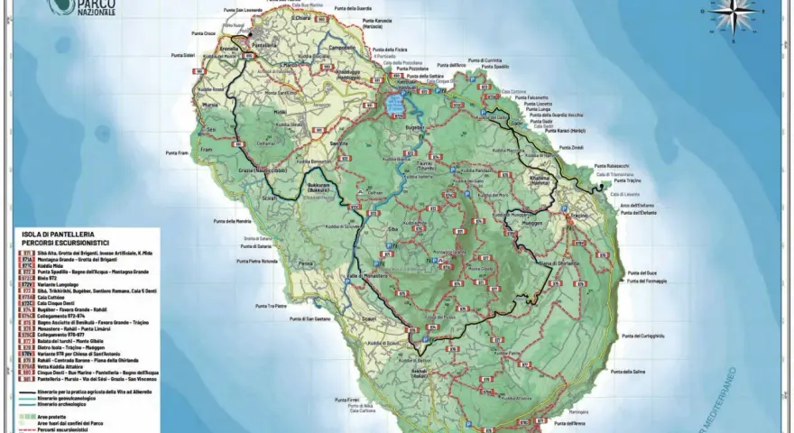 Mappa escursionistica dell'isola di Pantelleria, dove si trova il Parco Nazionale. Indica sentieri, punti informativi e aree archeologiche.