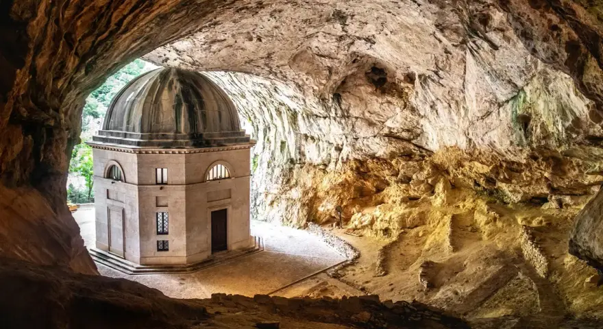 Il **Tempio del Valadier**, un'architettura neoclassica con cupola, sorge maestoso all'interno di una grotta naturale, creando un contrasto suggestivo tra natura e opera umana.