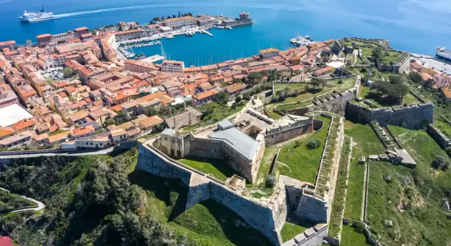 Fortezza del Volterraio, un luogo imperdibile tra le cose da vedere all'Isola d'Elba, domina il golfo con la sua storia millenaria.