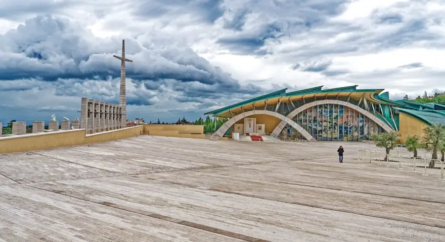 Santuario di San Pio da Pietrelcina, dove si trova Padre Pio, con la sua architettura moderna e il grande piazzale.