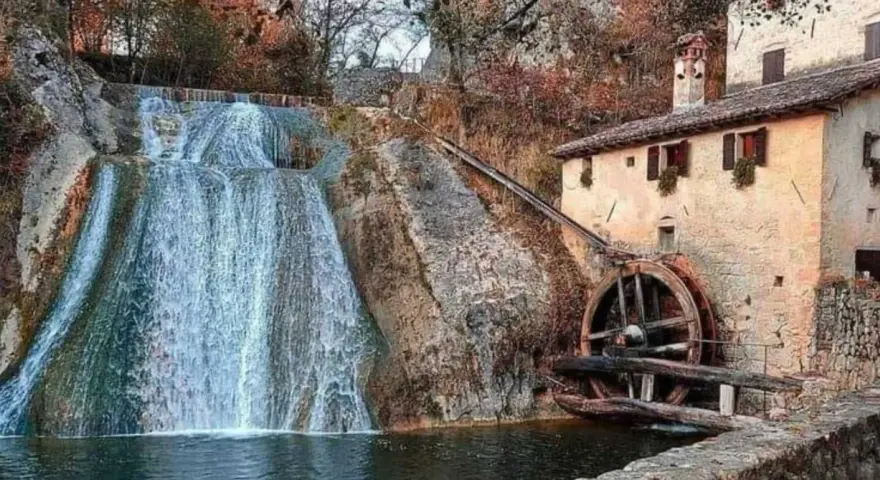 Cascata e antico molinetto della Croda, con la ruota in legno che gira grazie all'acqua.