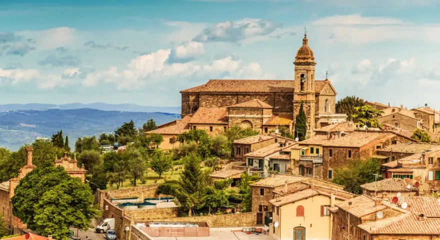 Panoramica di Montalcino con la sua imponente cattedrale e le colline toscane. Un luogo incantevole da scoprire, tra le cose da vedere a Montalcino e dintorni.