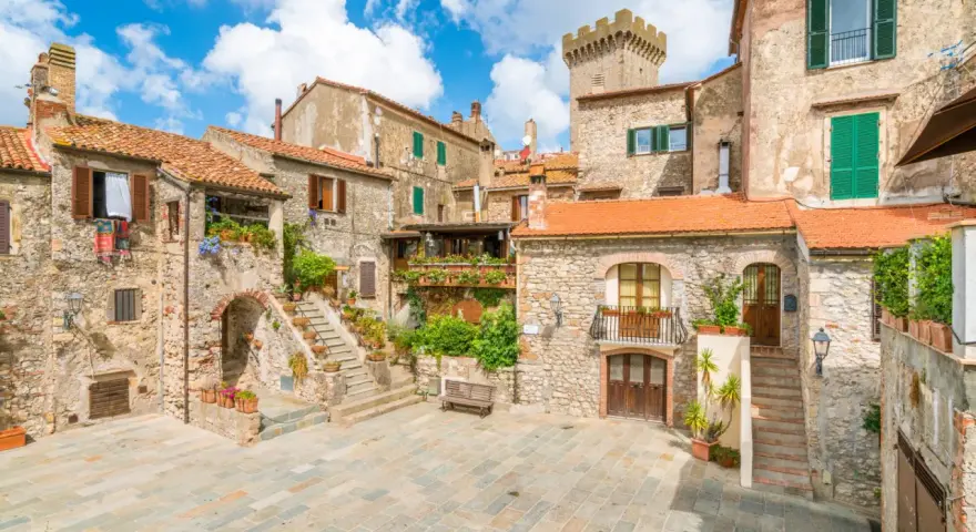 Un borgo medievale con case in pietra e torri, un luogo incantevole da scoprire tra le cose da vedere vicino Capalbio.