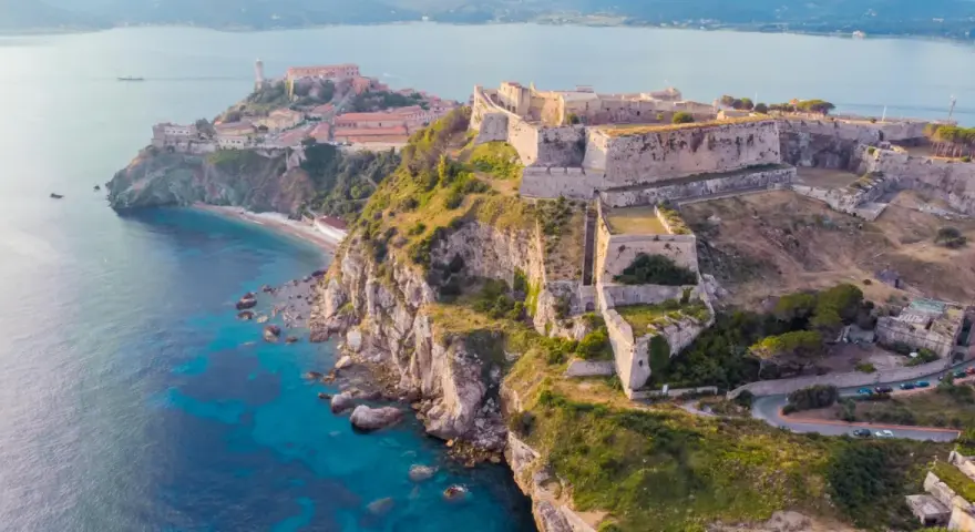 Fortezze storiche e mare cristallino: ecco cosa fare all'Isola d'Elba, un luogo magico tra storia e natura.