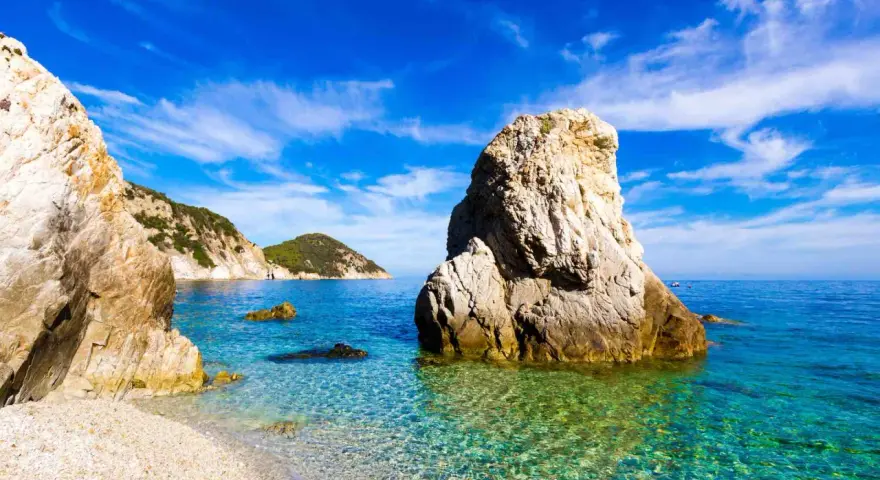 Scogliere bianche e mare cristallino, un angolo di paradiso che sembra un sogno, quasi un mare vicino Firenze per la sua bellezza inaspettata.