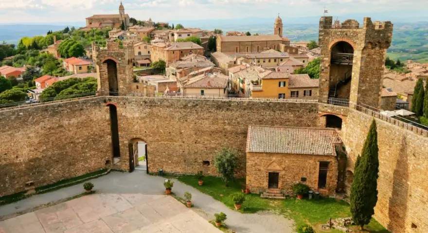 La **Fortezza di Montalcino** domina il borgo toscano con le sue mura imponenti e torri medievali, offrendo uno scorcio di storia e bellezza.